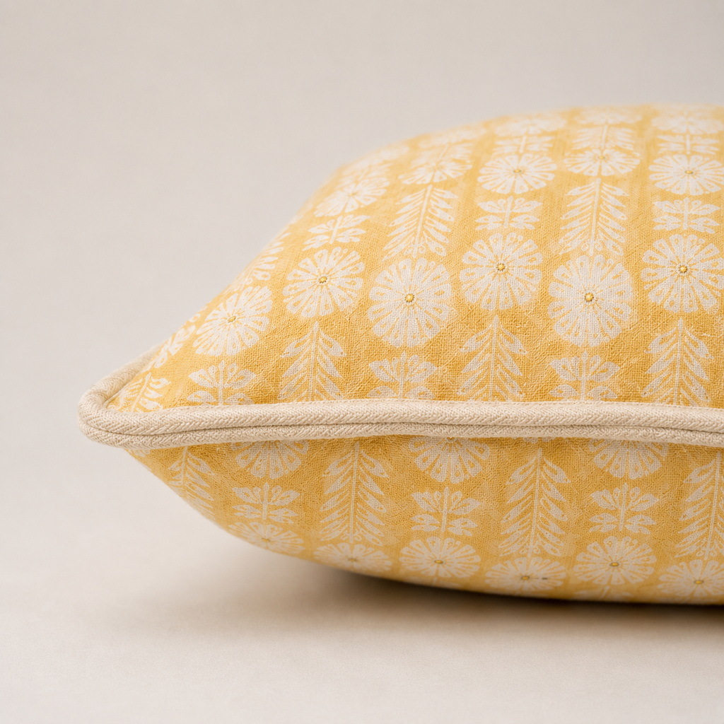 Sunlit Daisy Pattern Cushion